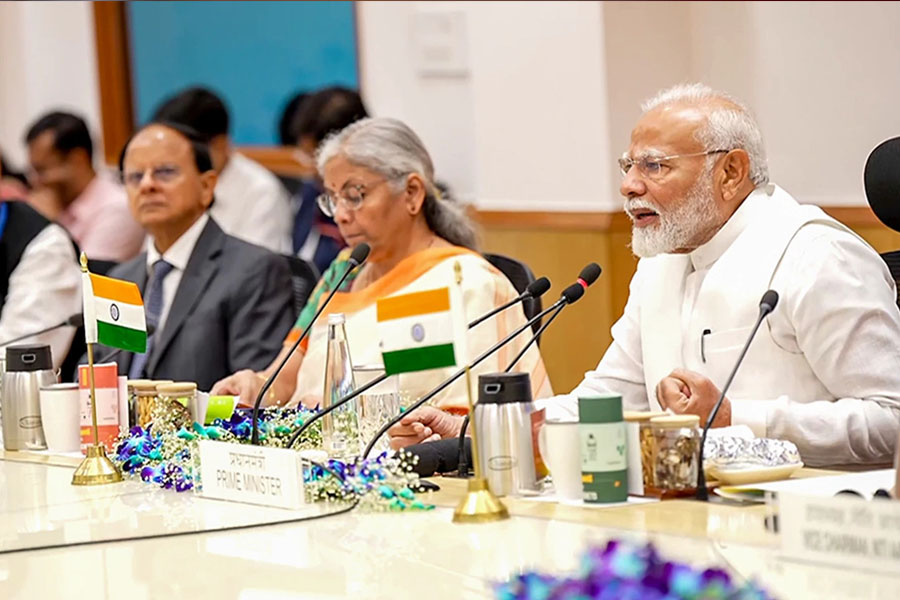কর্মসংস্থানে জোর, বাজেট-রূপরেখা নিয়ে অর্থনীতিবিদদের সঙ্গে বৈঠক সারলেন মোদি