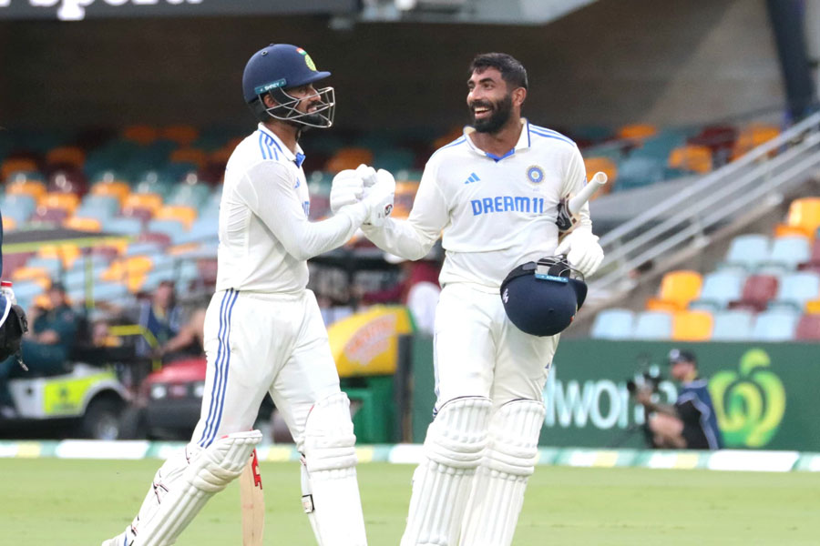 শেষবেলায় মরিয়া লড়াই বুমরাহ-আকাশ দীপের, কোনও রকমে ফলো অন বাঁচাল ভারত