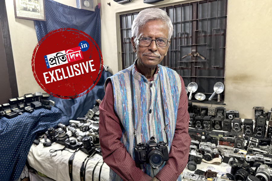 ক্যামেরায় রত্নভাণ্ডার! লড়াইয়েও অটুট সংগ্রাহক তাপস