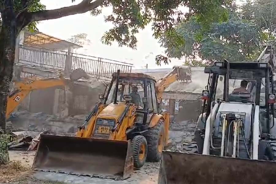 বক্সায় ব্যাঘ্র প্রকল্পে চলল বুলডোজার, বেআইনি দোকান-ধাবা গুঁড়িয়ে দিল বনদপ্তর