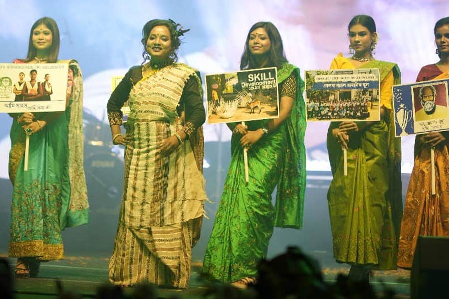 শুধু মন্ত্রী নন, মডেলও! ভিন্ন অবতারে বাঁকুড়ায় ব়্যাম্প মাতালেন জ্যোৎস্না