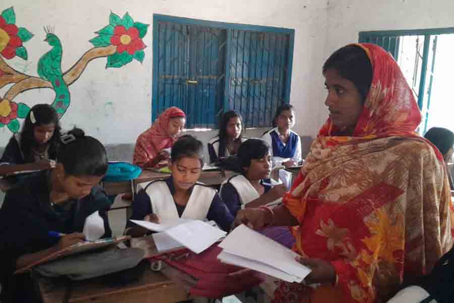 স্কুলে মাত্র একজন শিক্ষক, পরীক্ষায় গার্ড দিচ্ছেন স্বয়ম্ভর গোষ্ঠীর মহিলারা!
