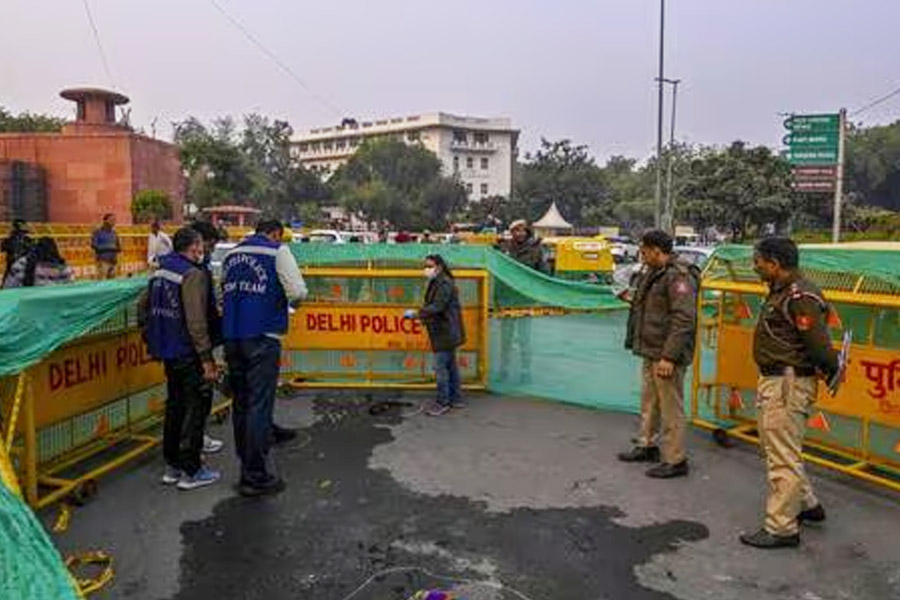 ৪৮ ঘণ্টার লড়াই শেষ, মৃত্যু সংসদের সামনে গায়ে আগুন দেওয়া যুবকের