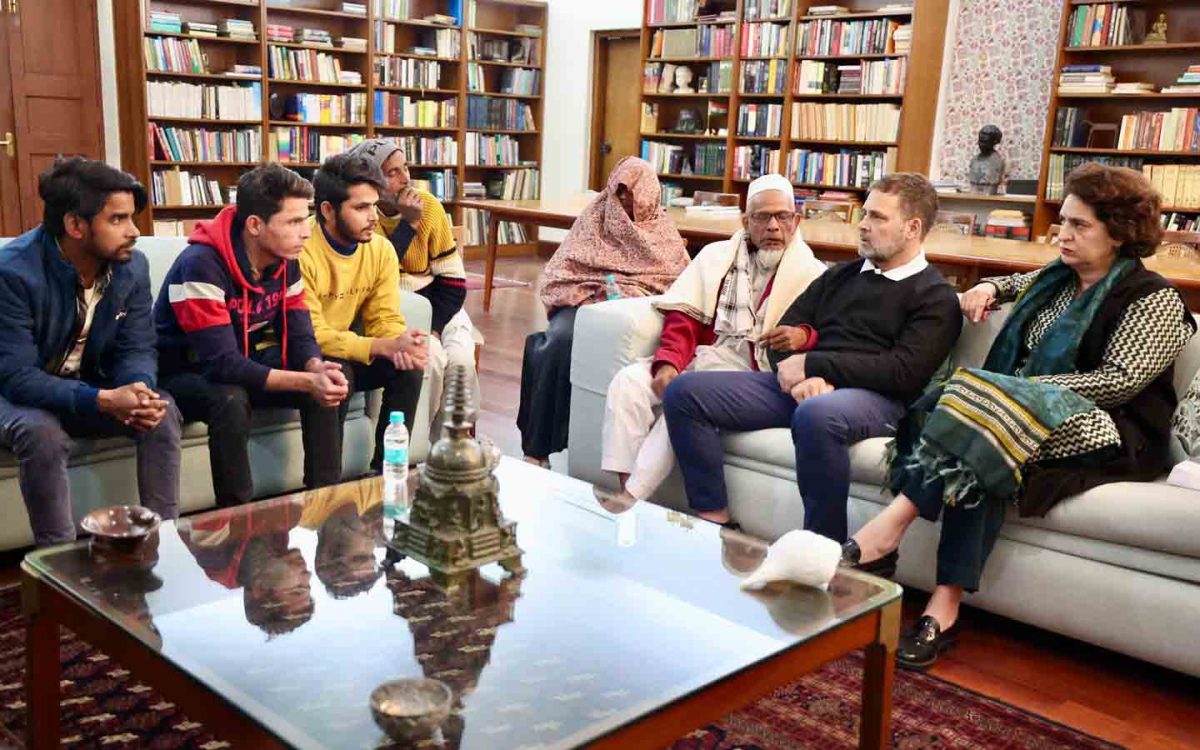 উত্তপ্ত সম্ভলের ৫ পরিবারের সঙ্গে সাক্ষাৎ রাহুলের, কান্নায় ভেঙে পড়া মাকে বুকে টেনে সান্ত্বনা প্রিয়াঙ্কার