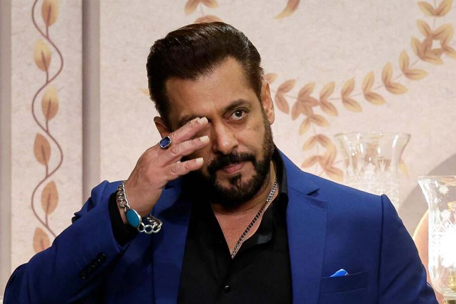 বুলেট প্রুফ গাড়িতে ভাইয়ের জন্মদিনে হাজির সলমন! ভক্তদের সালাম ভাইজানের
