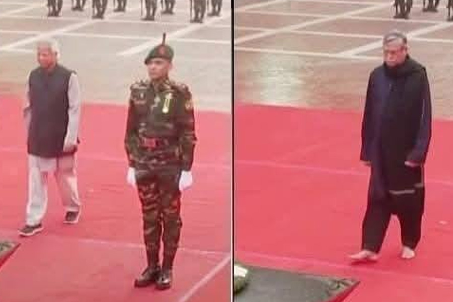 শহিদ বুদ্ধিজীবী দিবসে জুতো পরেই স্মৃতিসৌধের চত্বরে ইউনুস! বিতর্ক তুঙ্গে
