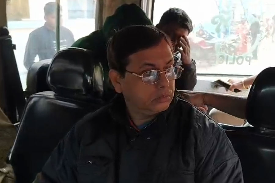 সরষের মধ্যেই ভূত! বনগাঁয় সেচ দপ্তরে চাকরির নামে প্রতারণায় ধৃত সরকারি আধিকারিক-সহ ৩