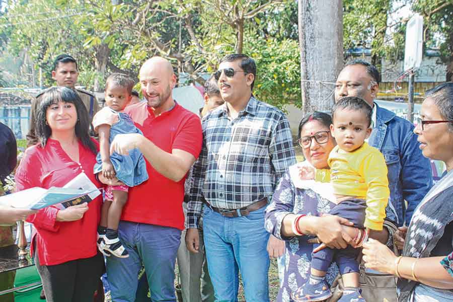 মেদিনীপুরে কর্মশালা থেকে দত্তক ২ শিশু, একজন পাড়ি দিল ইটালি, অন্যজন ঘর পেল কলকাতায়