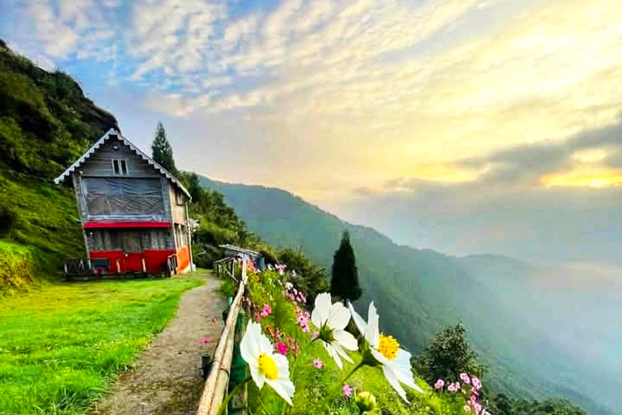 মেঘ-পাহাড়ের লুকোচুরি, কার্শিয়াংয়ের অফবিট গন্তব্য ‘চিমনি’র হাতছানি ফেরানো দায়
