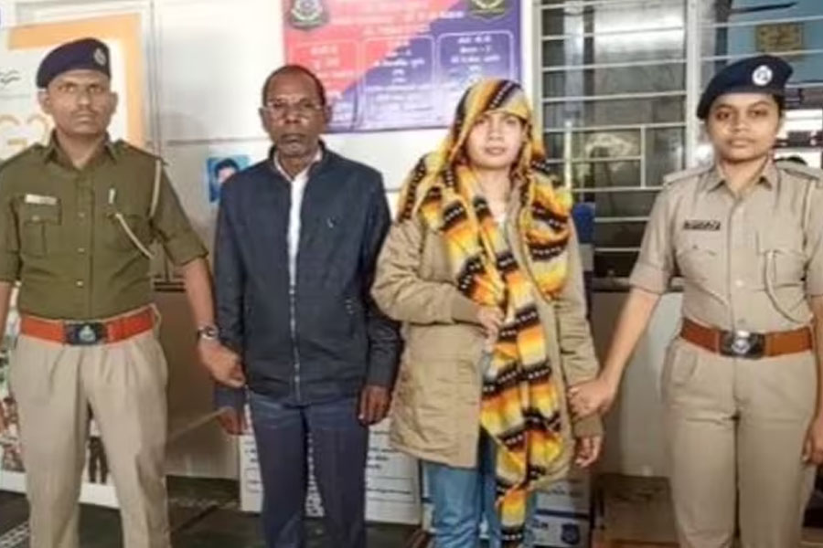 স্কুলের গণ্ডি না পেরিয়েই রোগী দেখছেন চুটিয়ে! গুজরাটে গ্রেপ্তার দুই ভুয়ো ডাক্তার