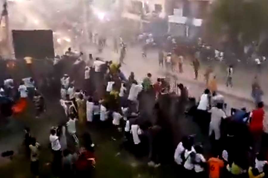 রেফারির সিদ্ধান্ত ঘিরে সংঘাত, গিনিতে ম্যাচ দেখতে গিয়ে স্টেডিয়ামে মৃত অন্তত ১০০ দর্শক
