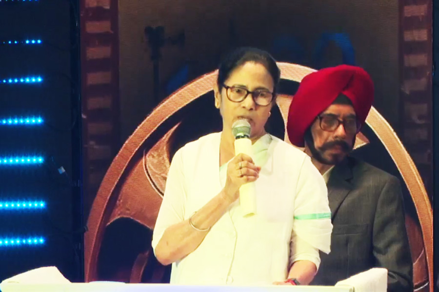 ‘বাংলায় এসে সিনেমা করুন’, বিশ্বের সিনে মানচিত্রে টলিউডকে তুলে ধরার আহ্বান ‘অভিভাবক’ মমতার