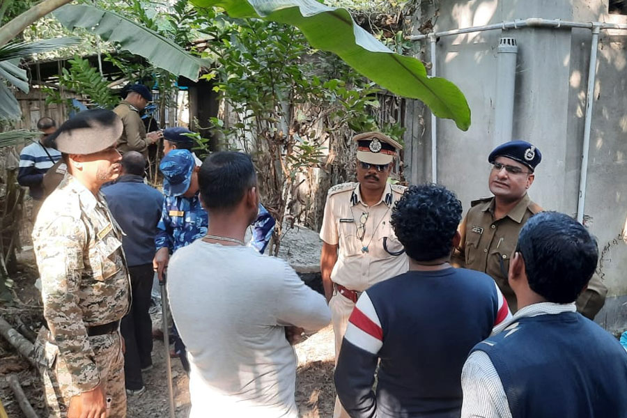 কোচবিহারে শোকেসের মধ্যে বৃদ্ধের রক্তাক্ত দেহ, বাবা-পিসতুতো দাদাকে খুন করে পালাল যুবক?