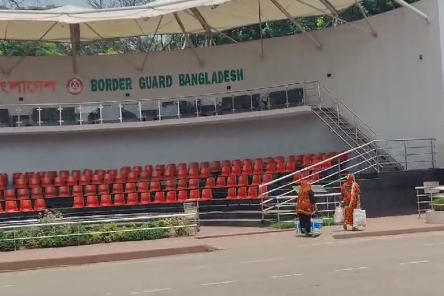 উত্তপ্ত বাংলাদেশ, বন্ধ বনগাঁর পেট্রাপোল সীমান্তে যৌথ কুচকাওয়াজ, চালুর দাবি দর্শকদের