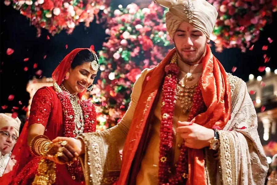 প্রিয়াঙ্কার বিয়েতে অসন্তুষ্ট ছিলেন মধু চোপড়া! শাশুড়ির কাছে কী প্রতিজ্ঞা করেন নিক জোনাস?