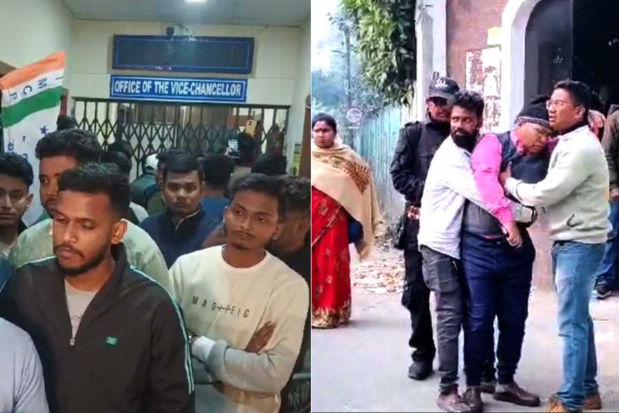 অশিক্ষক কর্মীকে সাসপেন্ডের প্রতিবাদে রাতভর ঘেরাও ভিসি, উত্তাল রায়গঞ্জ বিশ্ববিদ্যালয়