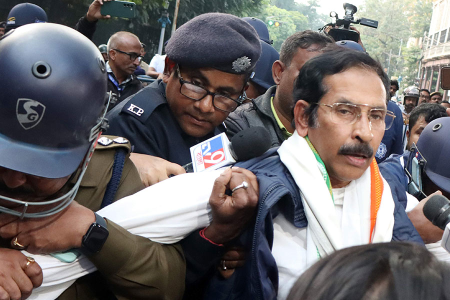 কংগ্রেসের রাজভবন অভিযান ঘিরে ধুন্ধুমার!