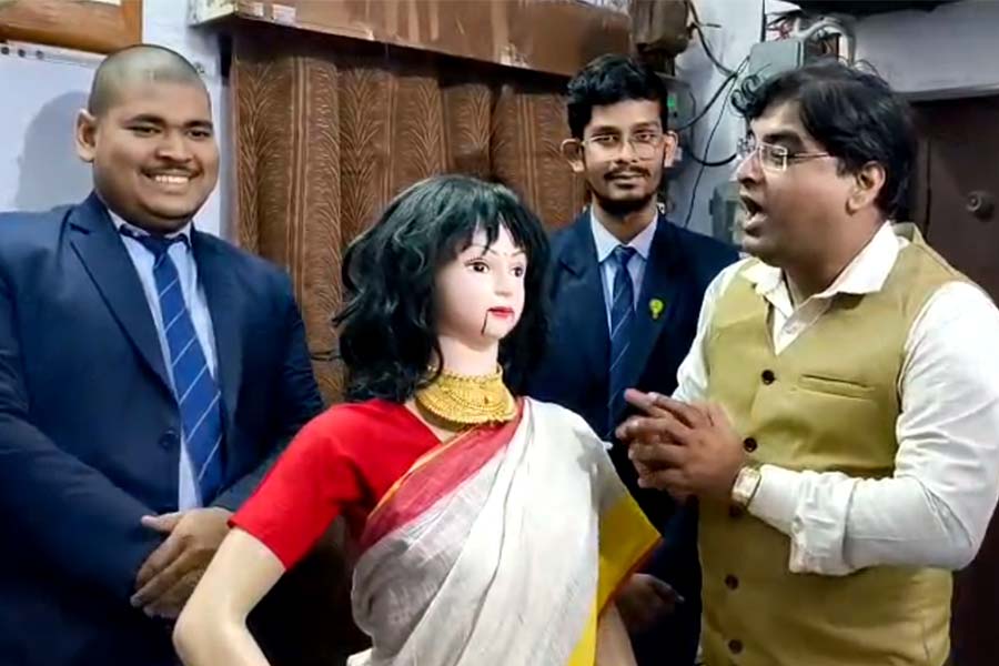 ঠিক যেন মডেল! রোবট সুন্দরীতে বাজিমাত হুগলিতে