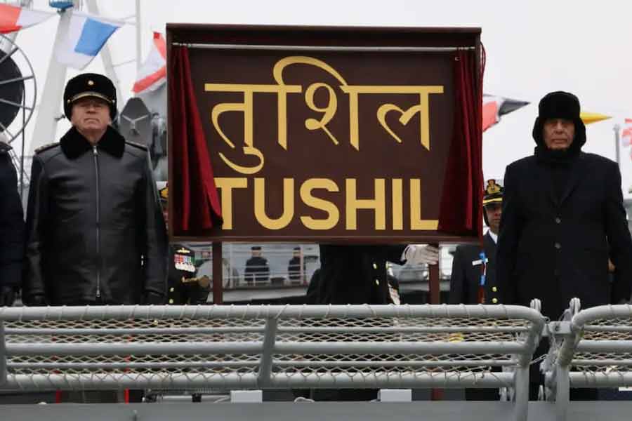 ভারতীয় রণতরীর জন্য হাত মেলাল চিরশত্রু রাশিয়া-ইউক্রেন!