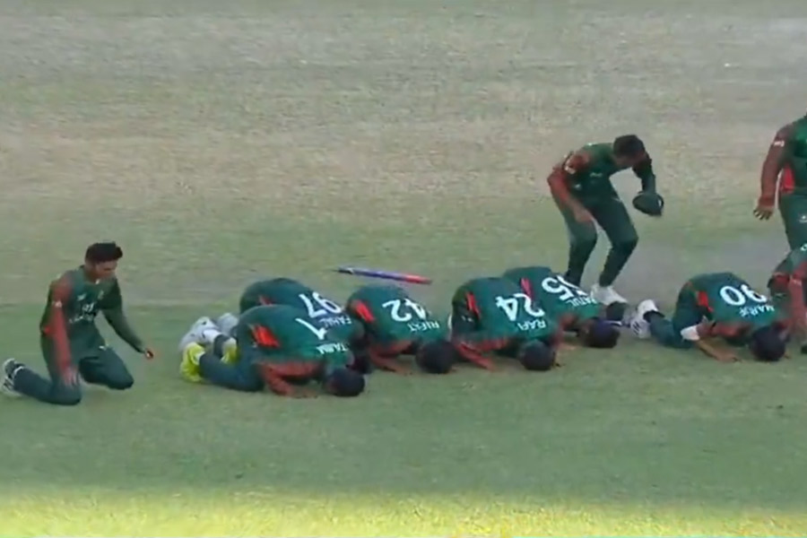 অনূর্ধ্ব-১৯ এশিয়া কাপ ফাইনালে হার ভারতের, চ্যাম্পিয়ন হয়ে মাঠেই ‘সজদা’ বাংলাদেশি ক্রিকেটারদের!