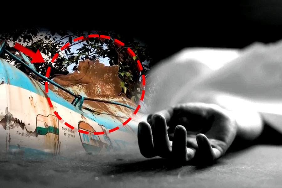 সিঁথিতে তেলের ট্যাঙ্কারে ভয়াবহ বিস্ফোরণ, শ্রমিকের দেহ উড়ে পড়ল গাছের ডালে