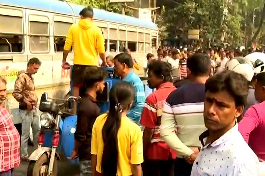 সিগন্যাল ভেঙে মহিলাকে পিষল বাস, তেলেঙ্গাবাগানে তুলকালাম