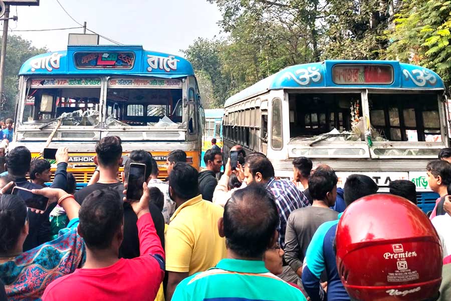 সিগন্যাল ভেঙে মহিলাকে পিষল বাস!