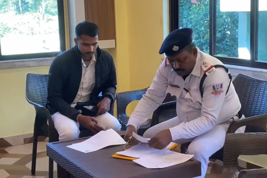প্রোমোটারের উপর হামলায় পলাতক তৃণমূল কাউন্সিলরের খোঁজে ডুয়ার্সে বিধাননগর থানার পুলিশ