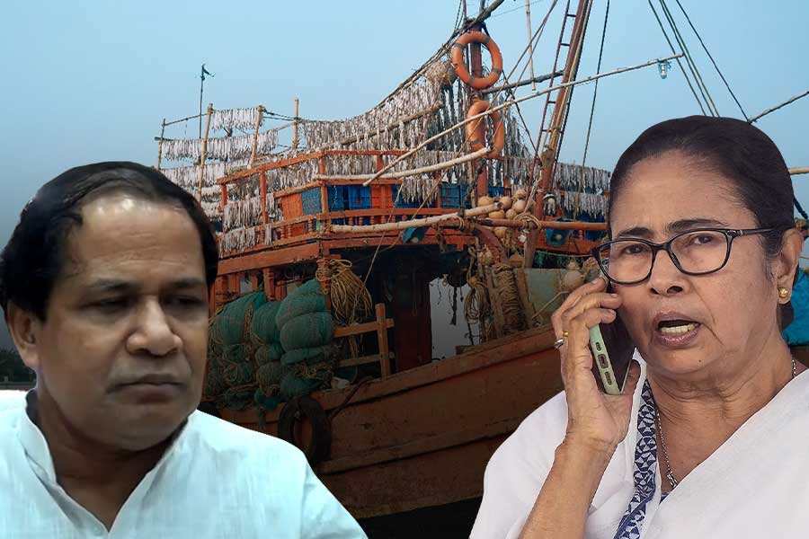 বাংলাদেশে আটক মৎস্যজীবীদের ফেরানোর আশ্বাস মুখ্যমন্ত্রীর, কথা বললেন স্থানীয় বিধায়কের সঙ্গে
