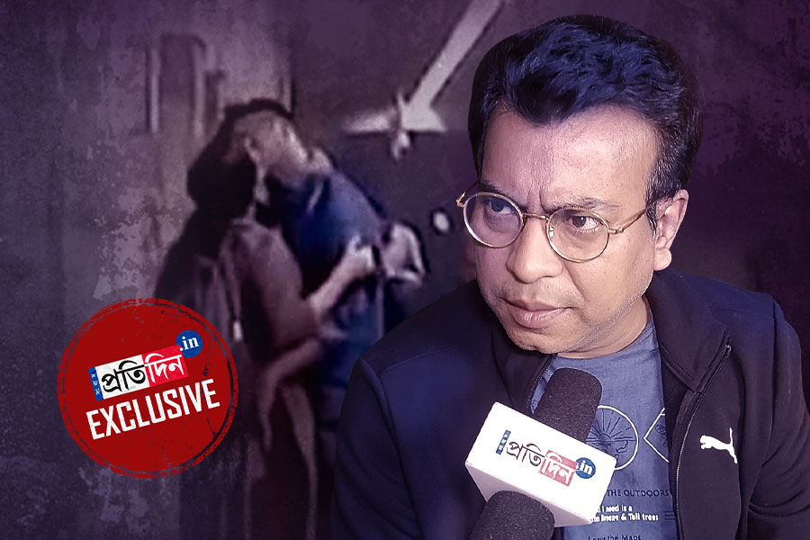 চুমুতে মাখামাখি মেট্রো, শালীনতার পাঠ রুদ্রনীলের!