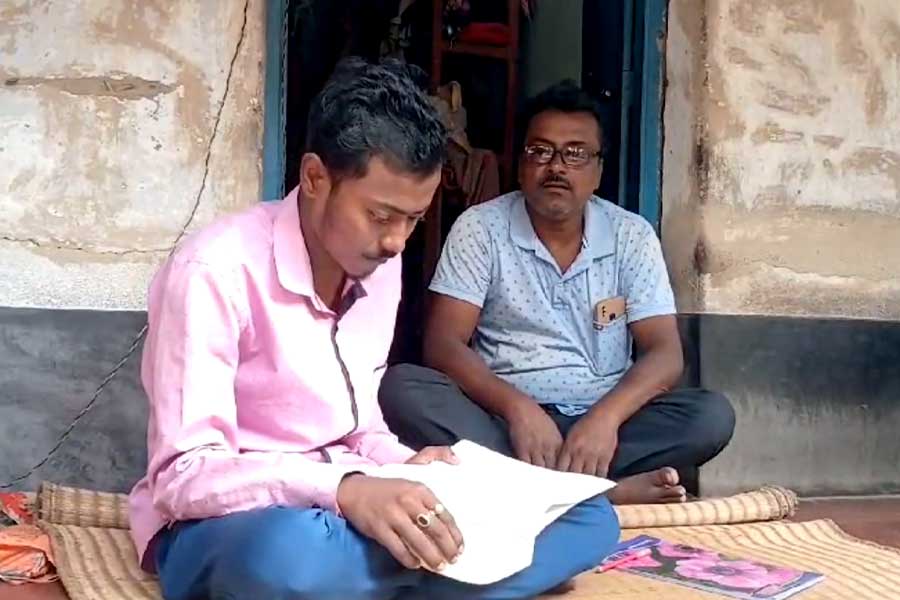 ছেলের দুটো কিডনিই বিকল, প্রাণ বাঁচাতে ত্রাতা বাবা!