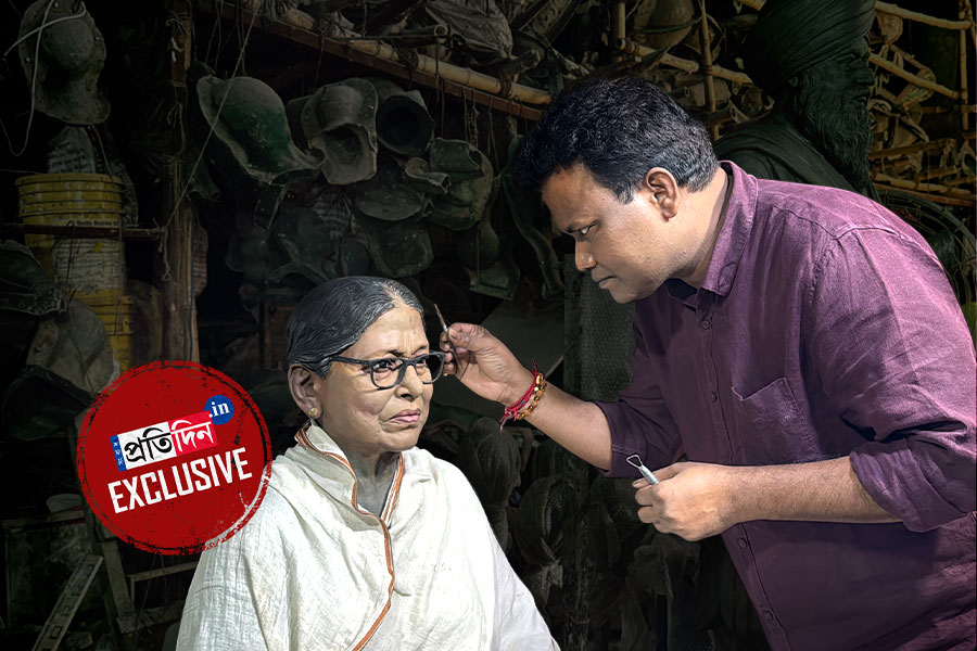 মৃত থেকে জীবন্ত! সিলিকনে জীবন ধরছেন শিল্পী সুবিমল দাস