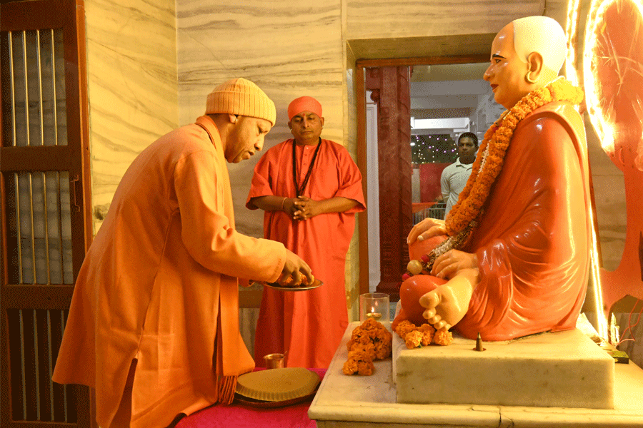 মকর সংক্রান্তিতে গোরক্ষনাথকে খিচুড়ি নিবেদন যোগীর, আমজনতার কল্যাণে প্রার্থনা