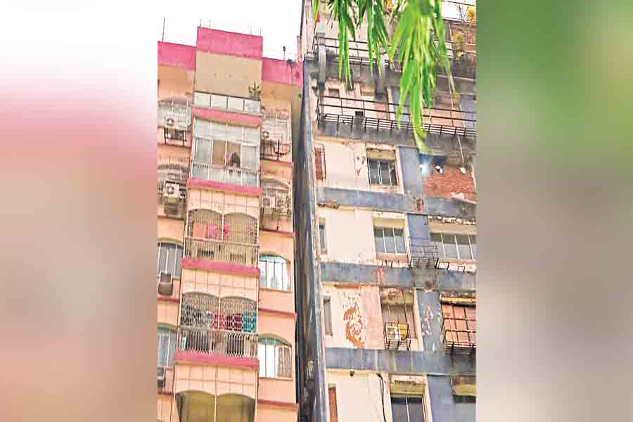 হেলে পড়া মানেই বিপজ্জনক নয়! ৪৯ বছর ধরে ক্যামাক স্ট্রিটে হেলা বাড়িতে ভয়মুক্ত বাস