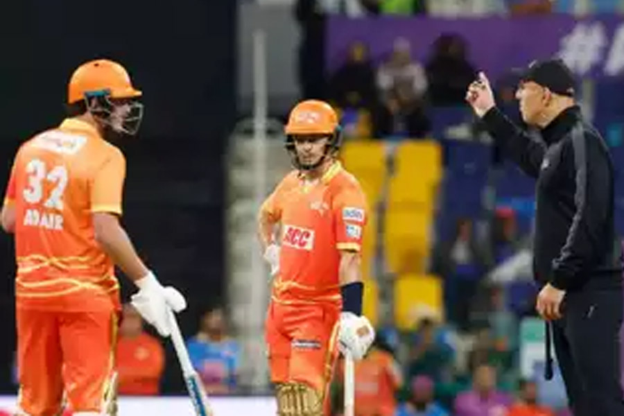 আম্পায়ার আউট দেওয়ার পরও ব্যাট করার সুযোগ ব্যাটারের, বেনজির ঘটনা আমিরশাহীর লিগে