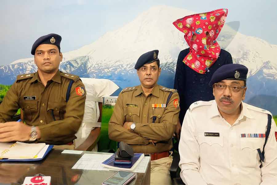 মহিলা সেজে ভিডিও কল, নগ্ন ছবি ছড়ানোর হুমকি দিয়ে আর্থিক প্রতারণা! গ্রেপ্তার রাজারহাটের যুবক