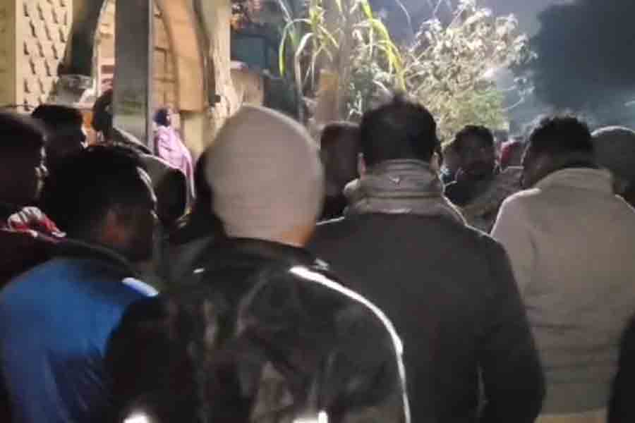 আবাস যোজনার বাড়িতে মদের আসর, বার ডান্সারদের হুল্লোড়! প্রতিবাদ করতেই মাথা ফাটল প্রৌঢ়ের