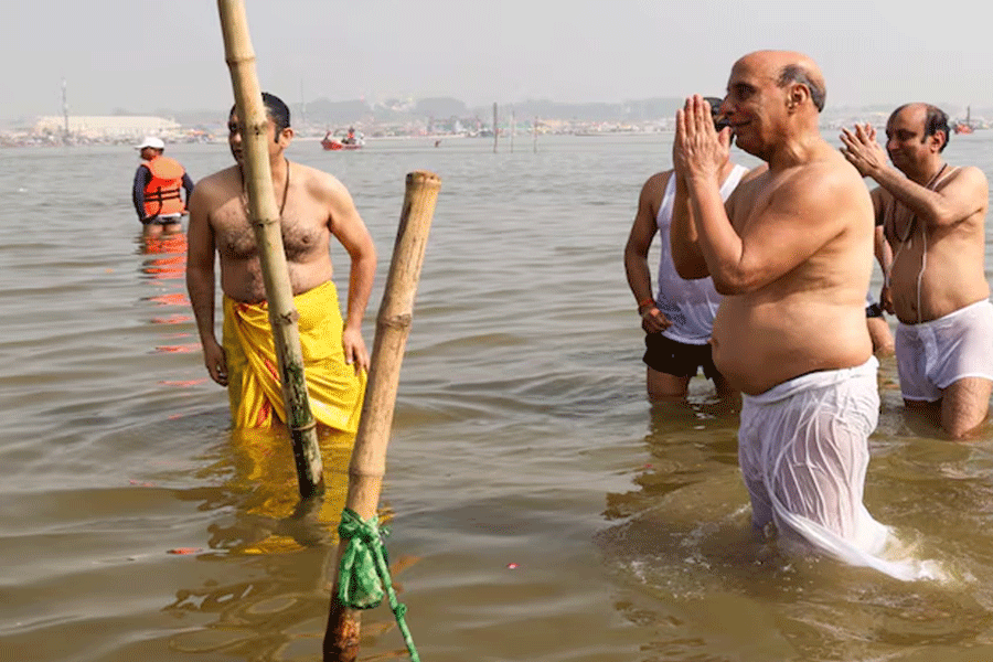 মহাকুম্ভে প্রতিরক্ষামন্ত্রী, সঙ্গমে পুণ্যস্নান, একাধিক মন্দিরে দেবতাকে অর্ঘ্য দান রাজনাথের