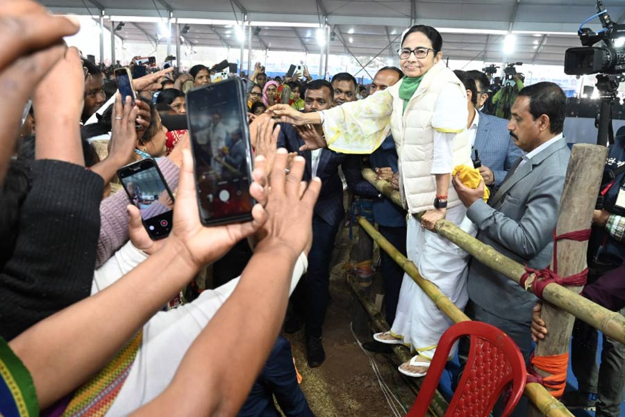 বাঁশের ব্যারিকেডে উঠে জনতার সঙ্গে হাত মেলালেন মমতা! ফিটনেস দেখে তাজ্জব সকলে