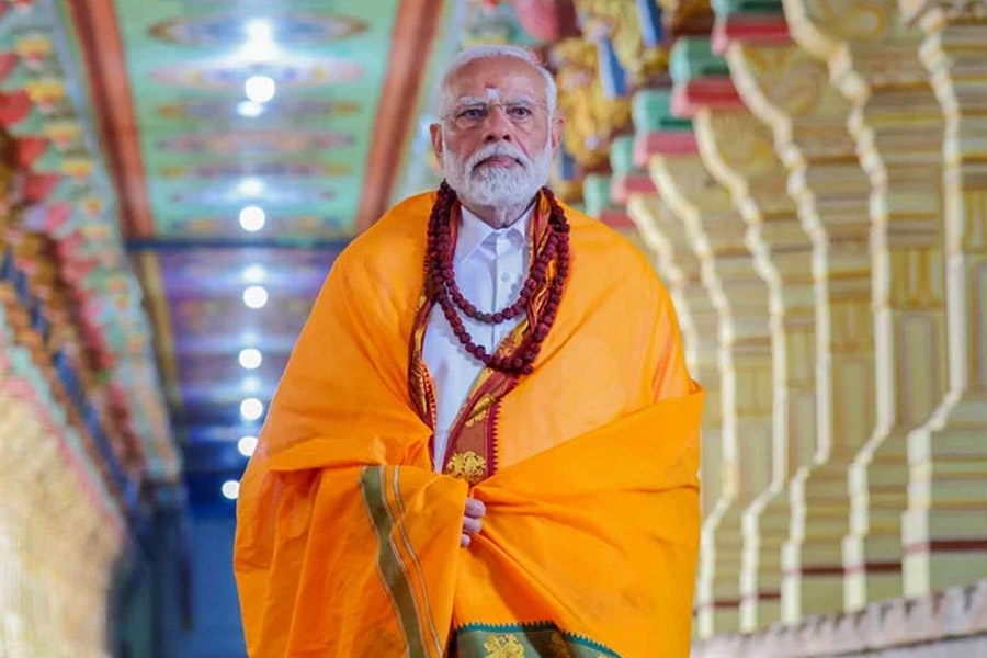 আগে বলেছিলেন ‘নন বায়োলজিক্যাল’, এবার মোদি বললেন, ‘আমিও মানুষ, ঈশ্বর নই’