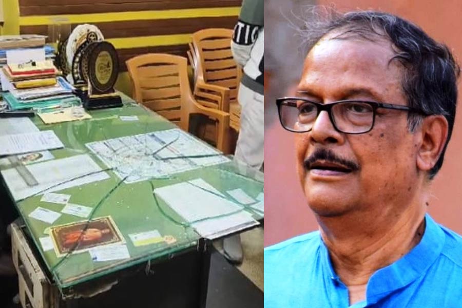 আইনমন্ত্রী মলয় ঘটকের বাড়িতে হামলার জের, ৪ পুলিশ আধিকারিককে বদলির নির্দেশ