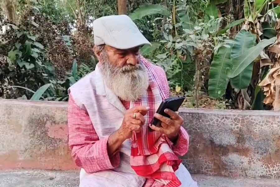 বর্ধমানের সাধুবাবাকে ‘ডিজিটাল অ্যারেস্ট’! কিছু না পেয়ে আশীর্বাদ নিয়ে গায়েব প্রতারক