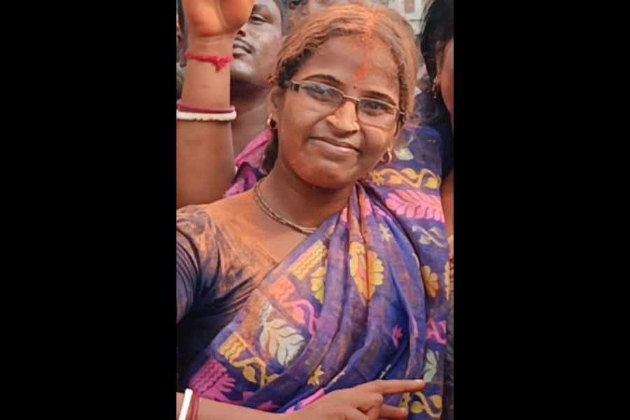 চুল রং করার কেমিক্যালে বিষক্রিয়া? বিজেপি নেত্রীর অস্বাভাবিক মৃত্যুতে ভগবানপুরে চাঞ্চল্য