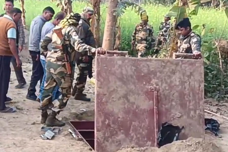 পাচারের অভিযোগে আগেও জেল খেটেছেন পলাতক লাল্টু মহারাজ! বাঙ্কার কাণ্ডে চাঞ্চল্যকর তথ্য