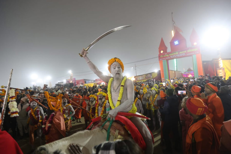 মহাকুম্ভের ‘অলঙ্কার’ নাগা সাধকরা, পুরুষদের সঙ্গে এবার রয়েছেন সন্ন্যাসিনীরাও