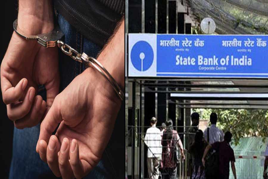 বৃদ্ধার অ্যাকাউন্ট থেকে ১৭ লক্ষ ‘চুরি’, পুলিশের জালে যাদবপুরের স্টেট ব্যাঙ্কের ডেপুটি ব্রাঞ্চ ম্যানেজার