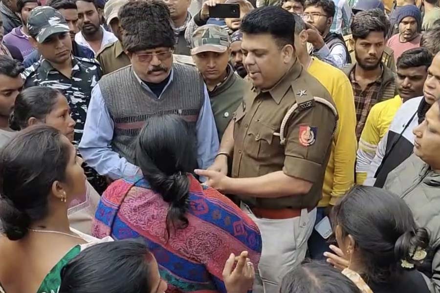 মুদিখানার ভিতরেই নাবালিকাকে ধর্ষণ দোকানদারের! শাস্তির দাবিতে রণক্ষেত্র সিউড়ি