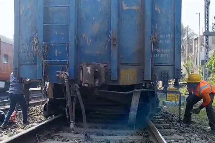 লাইনচ্যুত মালগাড়ি, বীরভূমের বিভিন্ন স্টেশনে পরপর দাঁড়িয়ে ট্রেন, চরম ভোগান্তি