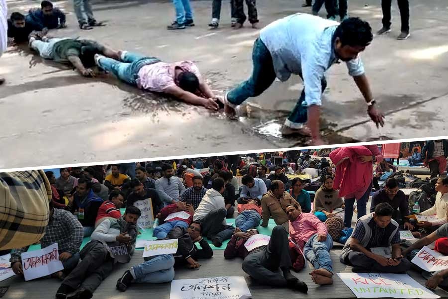 দণ্ডি কেটে প্রতিবাদে ‘যোগ্য শিক্ষকরা’, ধর্মতলায় অবস্থান বিক্ষোভে ধিক্কার!