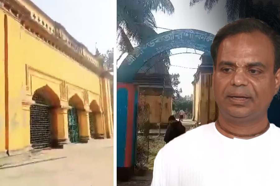 বাংলাদেশে লুট মন্দিরে! চুরি গেল কালীমূর্তি, গয়না! ইসকনের রাধারমণ দাসের পোস্ট ঘিরে আশঙ্কা